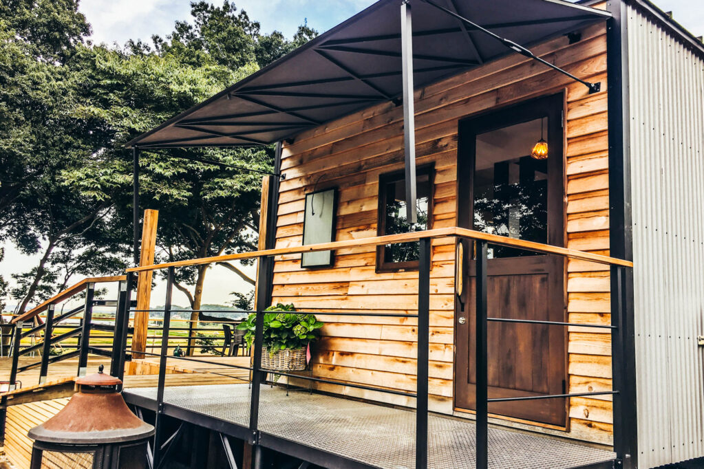 EAGLEVALLEY-TRAILER-HOUSE-240 オーニングとテラスのあるトレーラーハウスカフェの入り口