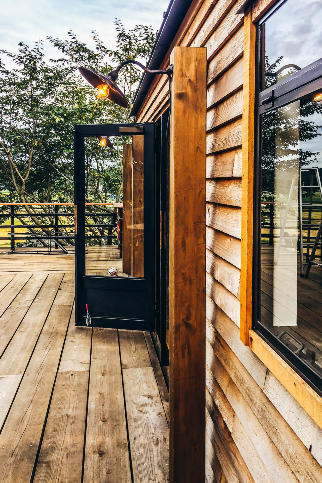 柱の照明とスチールのガラスドア