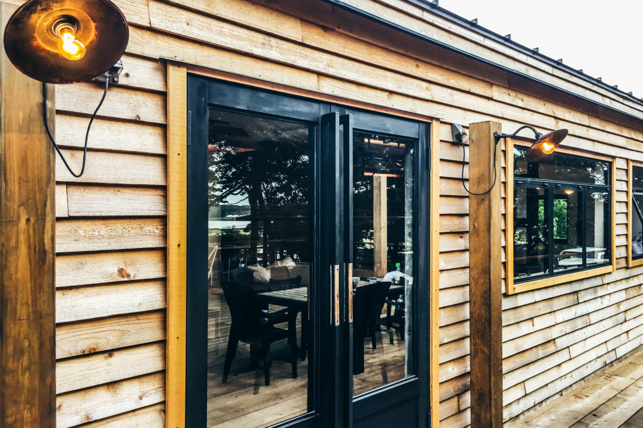 木板貼りの外壁とスチールのガラスドア