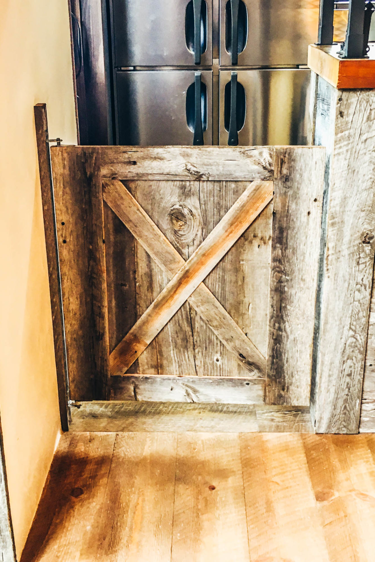 古材のスイングドア