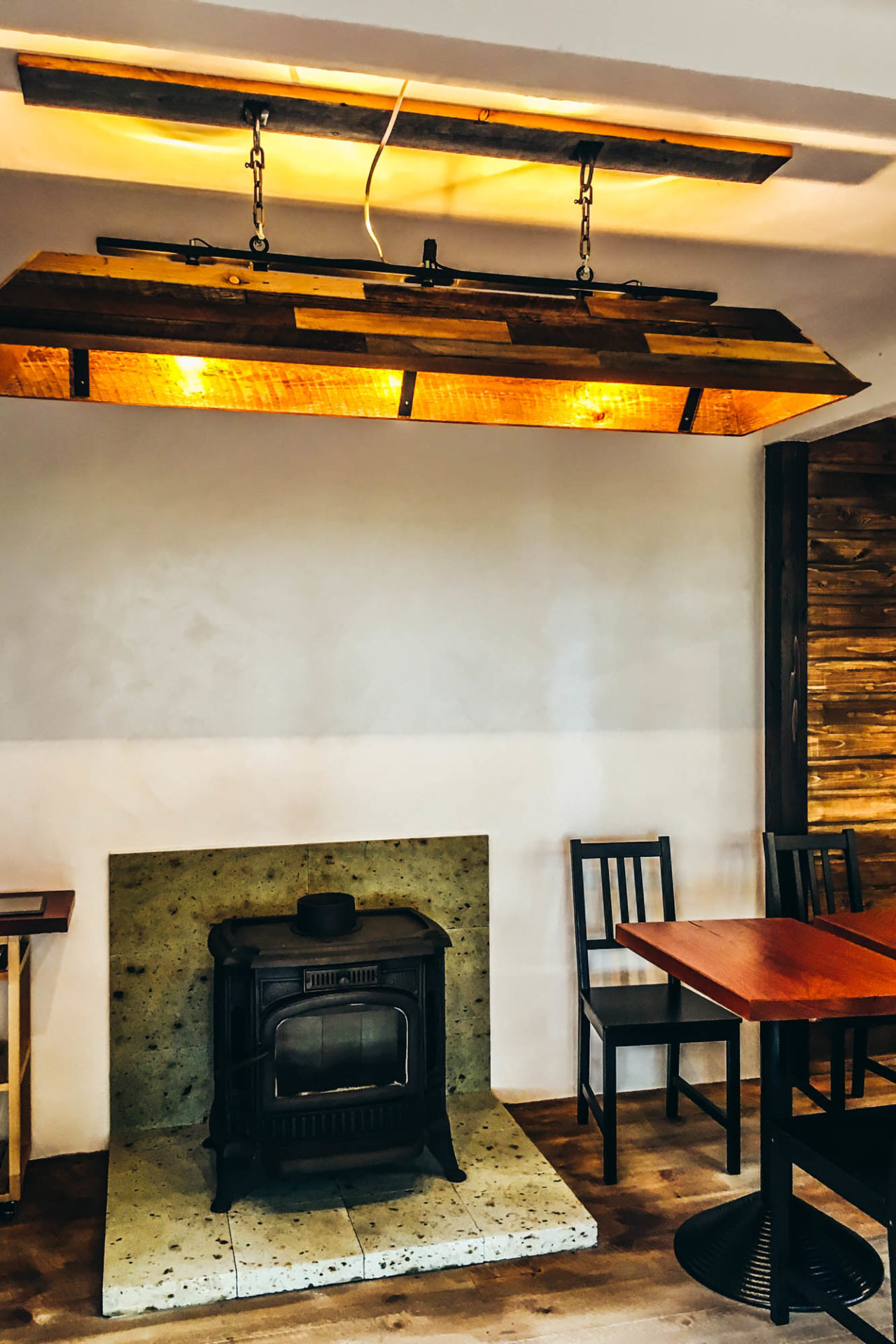 古材で作られた照明