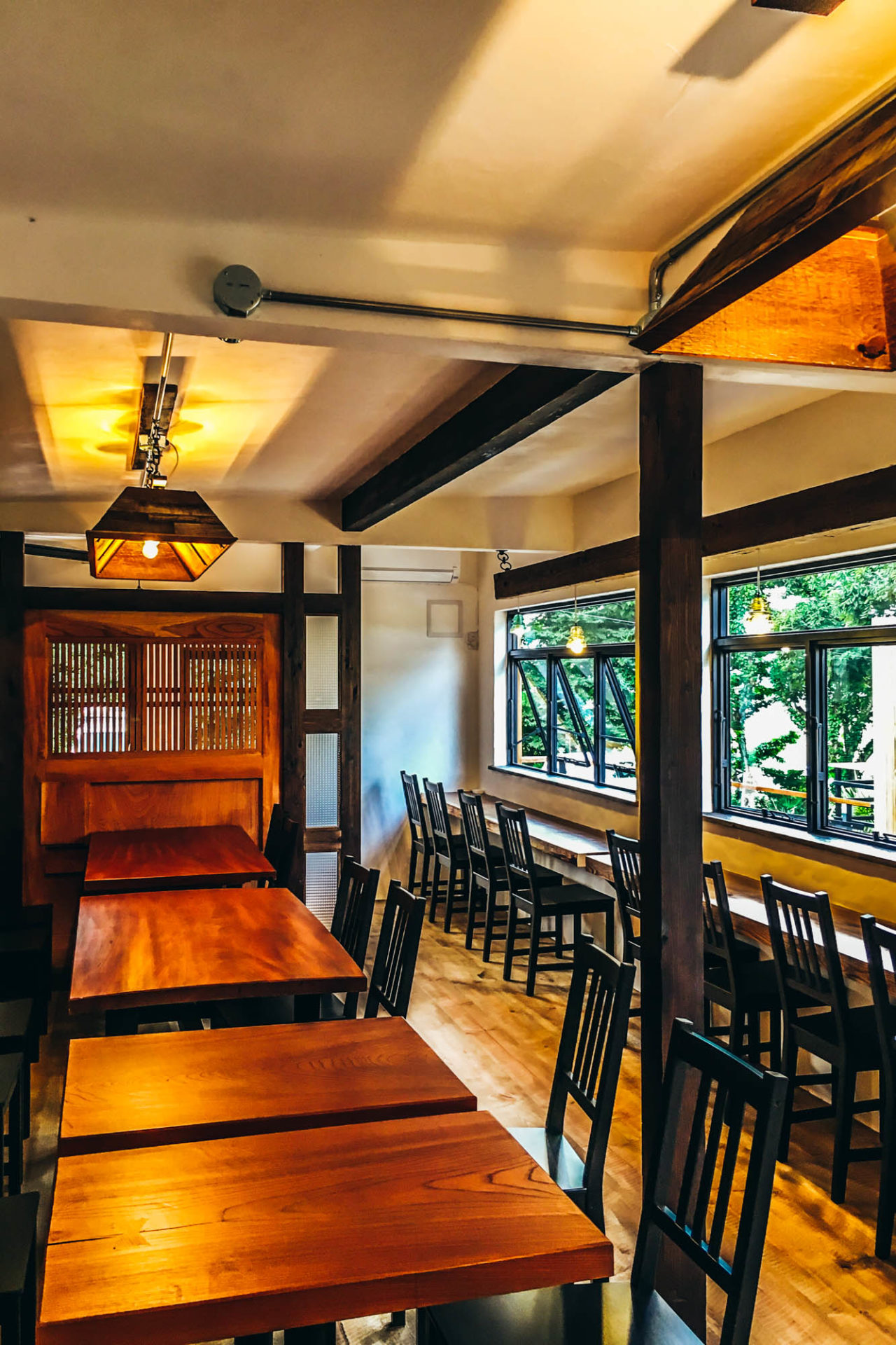 カウンター席と窓のある店内