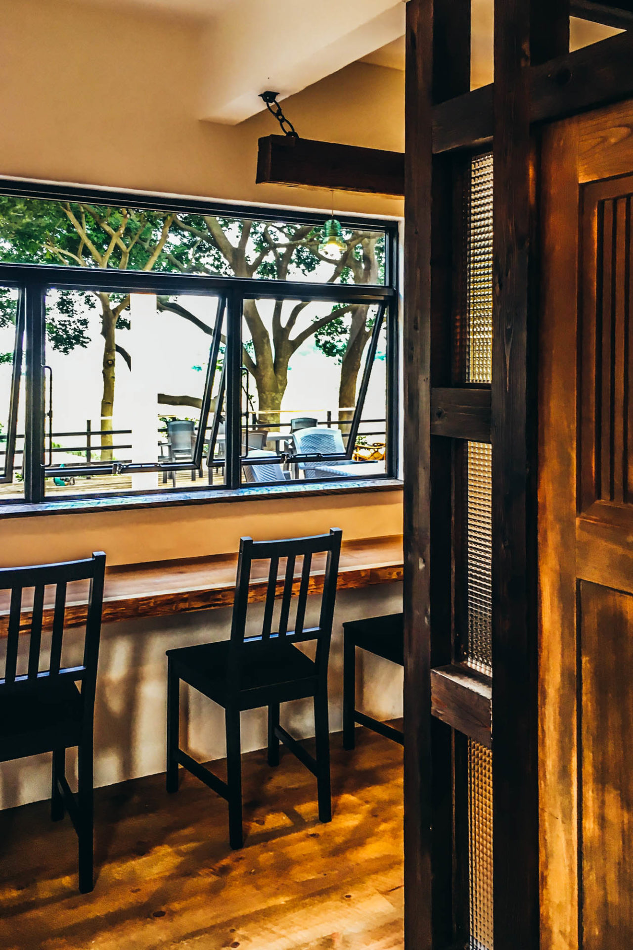 カウンター席と窓のある店内