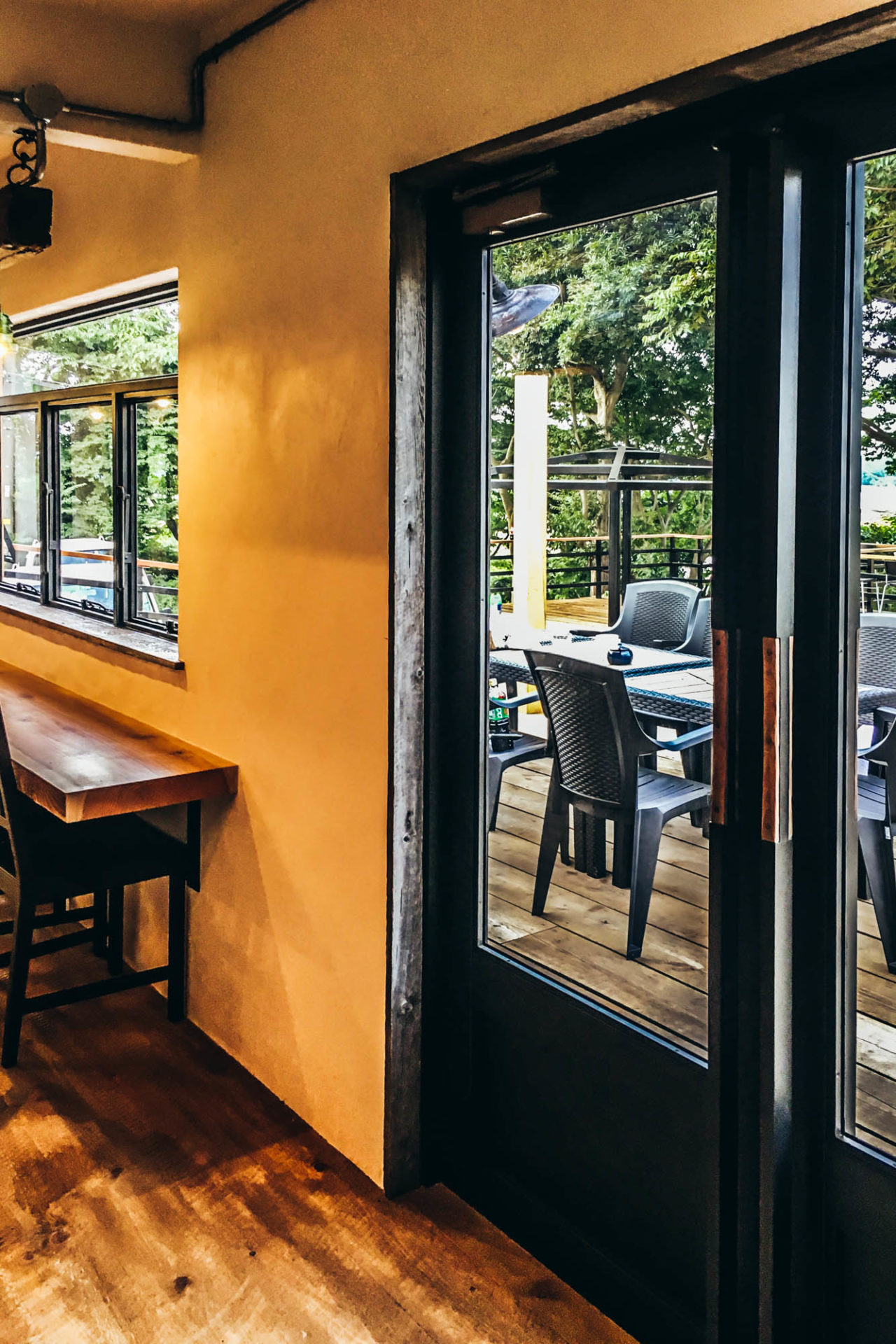 スチールのガラスドアから見えるテラス席