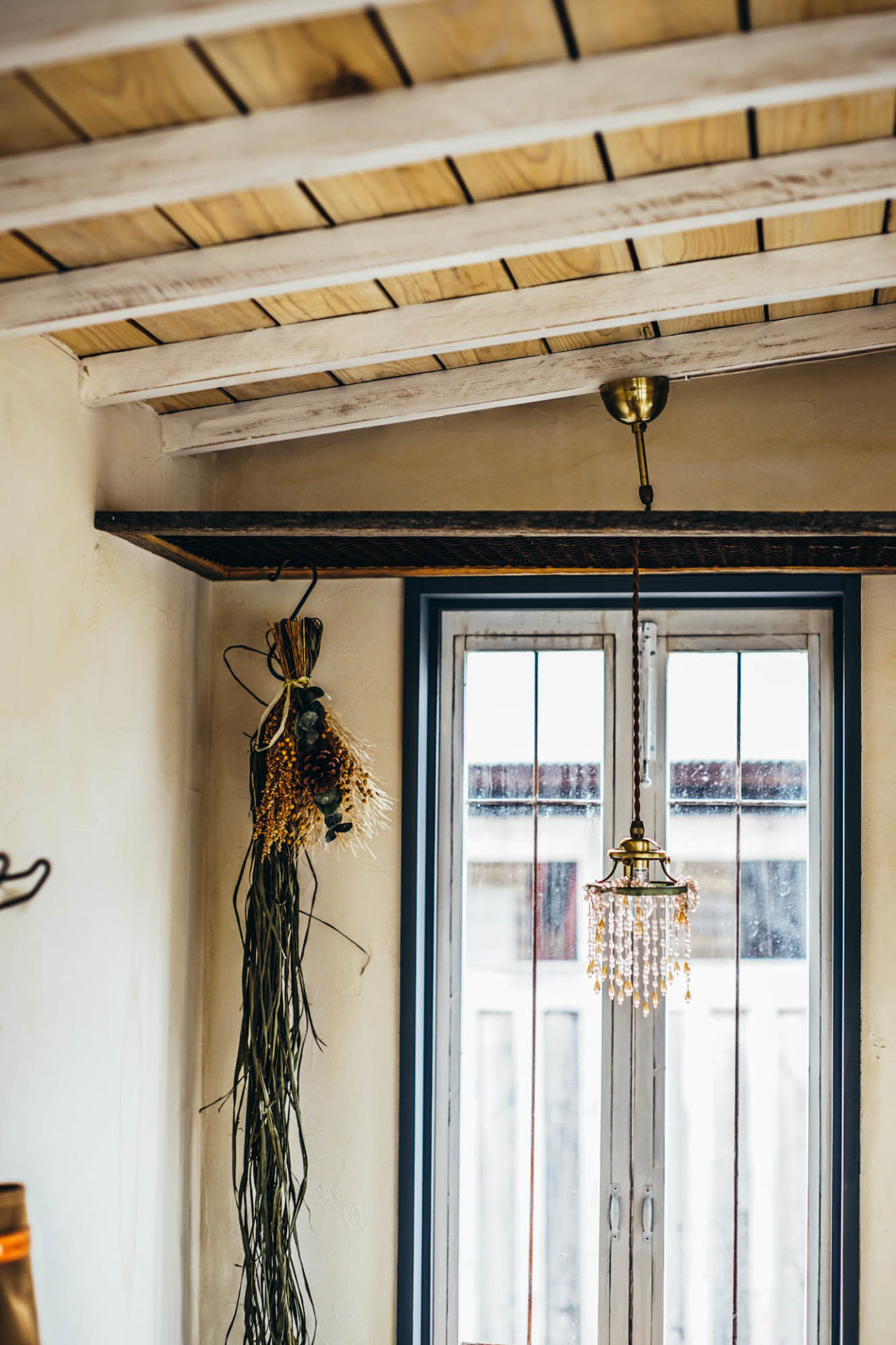 トレーラーハウスの天井とランプ